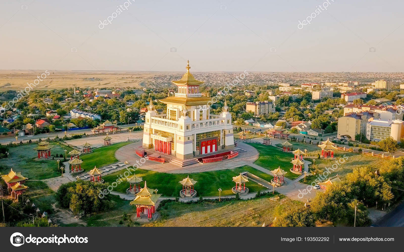 элиста архитектура. время в элисте сейчас. достопримечательности города элиста республика калмыкия. центральная площадь элисты. элиста калмыкия памятники.
