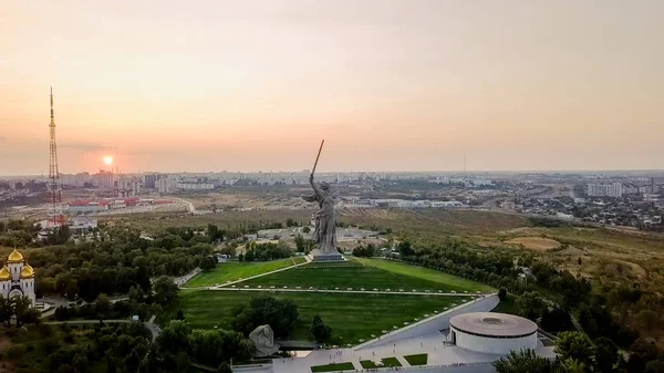 Im Licht der untergehenden Sonne. Skulptur ruft das Mutterland! - das kompositorische Zentrum des Denkmal-Ensembles für die Helden der Stalingrader Schlacht auf dem Mamajew-Kurgan! Wolgograd, Russland — Stockfoto