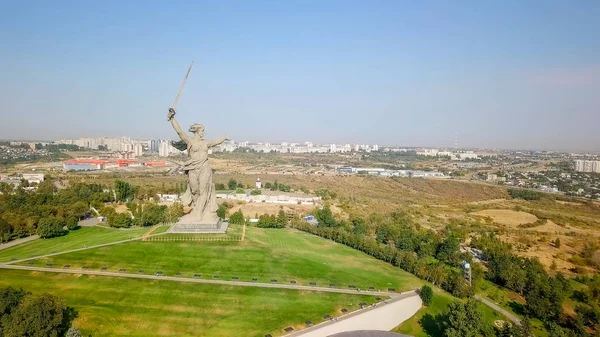Escultura Las llamadas de la patria! - centro de composición del conjunto monumental de Héroes de la Batalla de Stalingrado en Mamayev Kurgan. Temprano. Volgogrado, Rusia — Foto de Stock