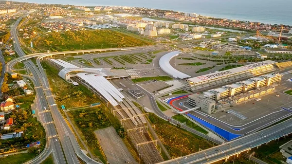 Rusko, Soči - 03 září 2017: Železniční stanice. Panorama z olympijského parku v Soči, místo konání olympijských her 2014, mistrovství světa 2018, Formula 1 Racing - Sochi Autodrom — Stock fotografie