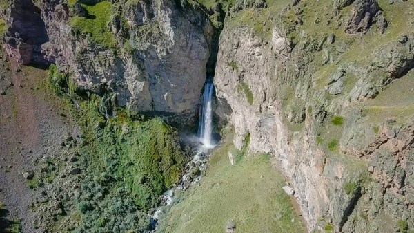 Elbrus aus dem Norden. der Sultan-Wasserfall auf dem Kyzyl-su-Fluss. Luftaufnahme. kabardinobalkarien, russland — Stockfoto