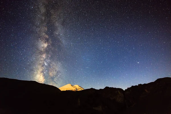 Αστέρια και τα σύννεφα πάνω από το όρος Ελμπρούς. Τοπίο νύχτα. Ρωσία — Φωτογραφία Αρχείου
