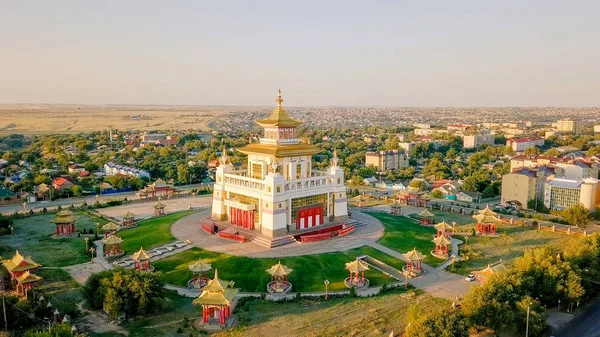 The golden abode of Buddha Shakyamuni at sunrise is the largest Buddhist temple in the Republic of Kalmykia, one of the largest Buddhist temples in Europe. Elista, Russia — Stock Photo, Image