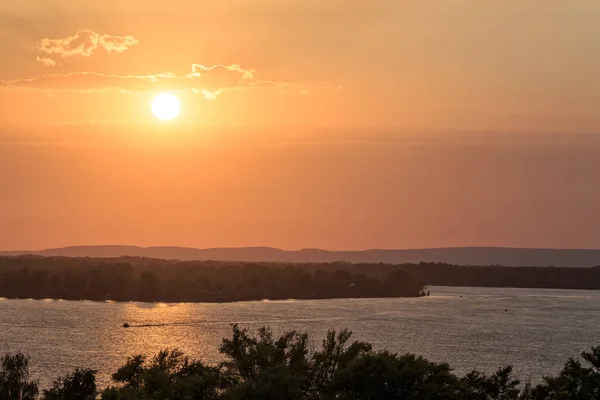 El sol poniente sobre el río Volga. Samara, Rusia —  Fotos de Stock