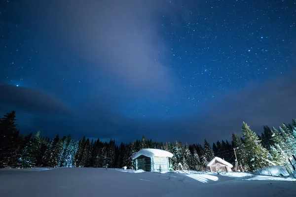 Lilla huset på bakgrund av den stjärnklara vinterhimmel — Stockfoto