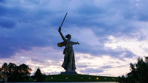 Rússia, Volgograd - 28 de agosto de 2017: Sunset. Escultura Motherlan — Fotografia de Stock