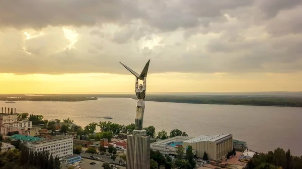 Rusya, Samara - 14 Eylül 2017: Panoramik Zafer Meydanı. Zafer Anıtı, Samara Bölgesi hükümeti — Stok fotoğraf