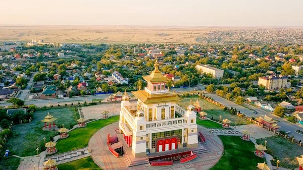 La morada dorada de Buda Shakyamuni al amanecer es el templo budista más grande de la República de Kalmykia, uno de los templos budistas más grandes de Europa. Elista, Rusia —  Fotos de Stock