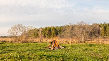 Bir şenlik ateşi Nehri yakınında alanındaki
