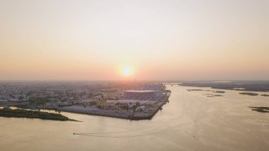 Genel görünümüne havadan Nijniy Novgorod günbatımı sırasında. Nizhny Novogorod stadyumda arka ışık, Rusya Federasyonu 