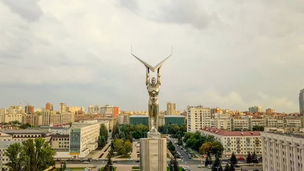 Rusia, Samara - 14 September 2017: Panoramic view of the square of glory. Monumen Kemuliaan, Pemerintah Daerah Samara — Stok Foto