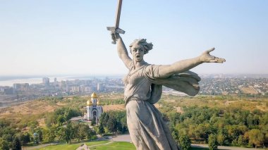 Vatan aramalar heykel! -kompozisyon Merkezi anıt-Ensemble Heroes of Stalingrad Savaşı Mamayev Kurgan olarak için. Sabah erkenden. Volgograd, Rusya Federasyonu 