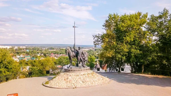 Rússia, Penza - 27 de agosto de 2017: Composição escultural O primeiro colono (monumento ao primeiro colonizador) - um monumento em Penza, dedicado aos fundadores e primeiros habitantes desta cidade — Fotografia de Stock