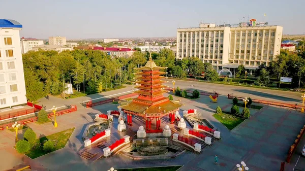 Rusya, Elista, Kalmıkya - 12 Eylül 2017: Pagoda Pagoda Lenin merkezi kare yılında şehrin içinde yedi gün- — Stok fotoğraf