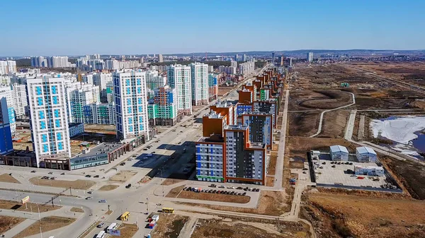 Sie erstrecken sich über neue Häuser, das Akademicheskiy-Viertel. Ekaterinburg, Russland — Stockfoto