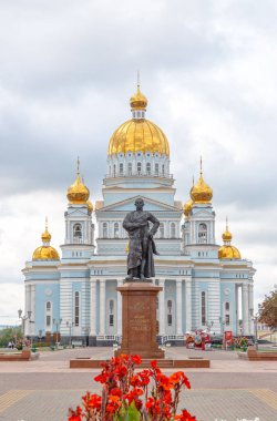 Rusya, Saransk - 26 Ağustos 2017: Amiral F.F. Ushakov Theodore Ushakov katedral önünde anıt