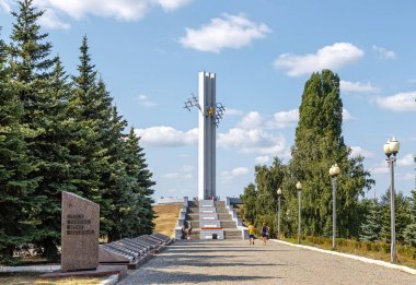 Rusya, Saratov - 27 Ağustos 2017: Anıt - vinç. Zafer Parkı büyük Vatanseverlik Savaşı zaferle 30th yıldönümü onuruna 1975 yılında kurulmuştur.