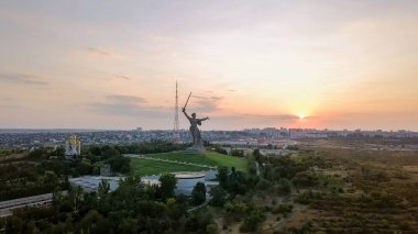 Rusya, Volgograd - 28 Ağustos 2017: güneş ışığında ayarlama. Vatan aramalar heykel! -anıt-Ensemble Heroes of Stalingrad Savaşı Mamayev Kurgan Tarih için kompozisyon Merkezi