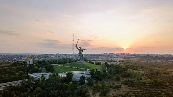 Russland Wolgograd August 2017 Licht Der Untergehenden Sonne Skulptur Ruft — Stockfoto