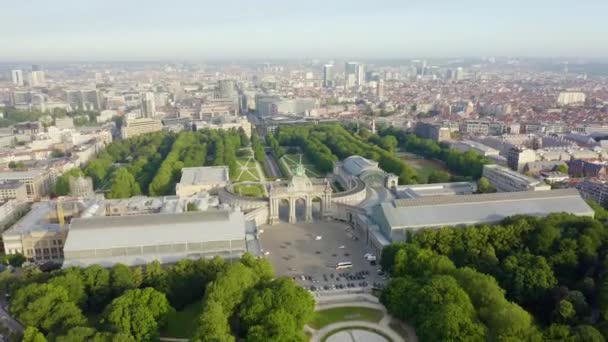 比利时布鲁塞尔。50周年纪念公园。公园Senkantoner 。布鲁塞尔凯旋门（Arc de Triomphe of Brussels） 。4K — 图库视频影像