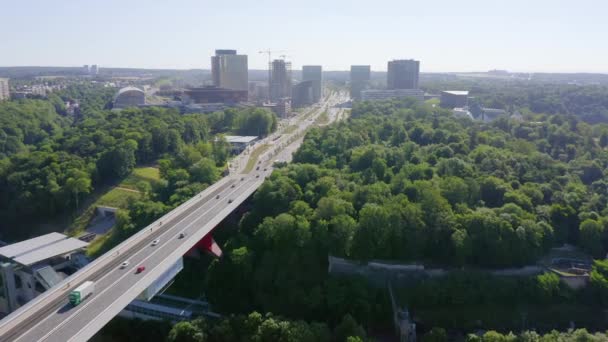 Luxembourg, Avenue John F. Kennedy, Un quartier avec des gratte-ciel modernes. Pont rouge. 4K — Video