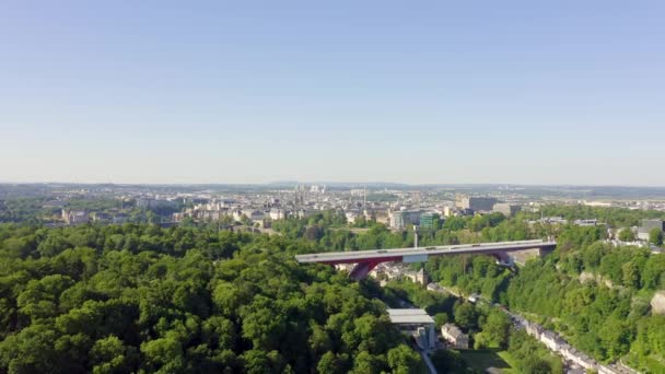 Luxemburg, historisches Stadtzentrum am Morgen. Pont Rouge. 4K — Stockvideo