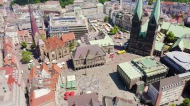 Bremen, Almanya. Bremen Pazar Meydanı (Bremer Marktplatz), Bremen Katedrali (St. Petri Dom Bremen). Uçuşun görüntüsü. 4K
