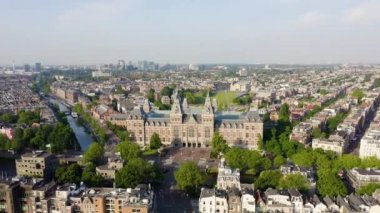 Amsterdam, Hollanda. Müze ( Rijksmuseum ). XiX yüzyılın ın binası. Şehrin çatılarında uçuyor. 4k