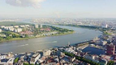 Antwerp, Belçika. Tarihi şehrin çatıları üzerinde uçuyor. Schelde (Esco) nehri. Şehrin sanayi bölgesi. 4K