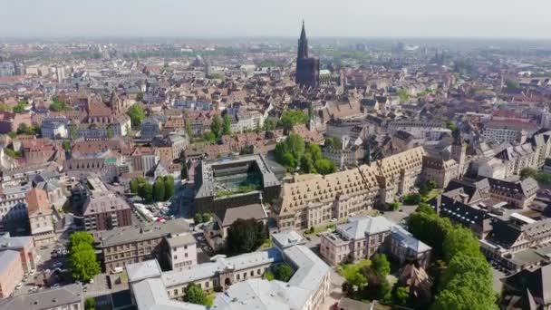 Estrasburgo, Francia. La parte histórica de la ciudad, la catedral de Estrasburgo. 4K — Vídeo de stock