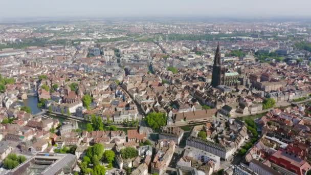 Estrasburgo, França. A parte histórica da cidade, a Catedral de Estrasburgo. 4K — Vídeo de Stock