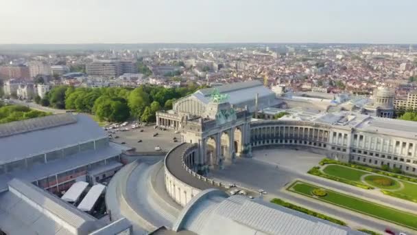 Bruselas, Bélgica. Parque del Cincuentenario. Park Senkantoner. El Arco del Triunfo de Bruselas (Puerta de Bruselas). 4K — Vídeos de Stock