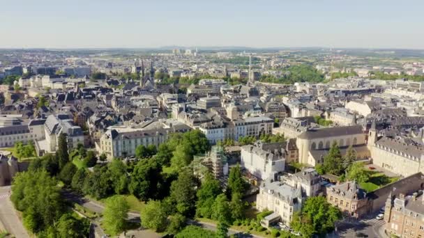 Luxemburgo, Centro histórico de la ciudad por la mañana. 4K — Vídeo de stock