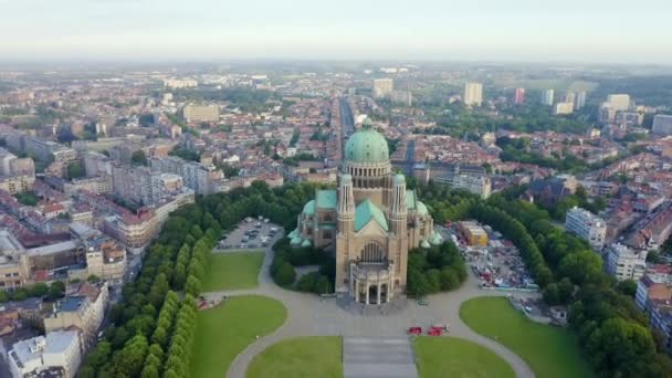 Brüksel, Belçika. Kutsal Yüreğin Ulusal Bazilikası. Sabah erkenden. 4K — Stok video