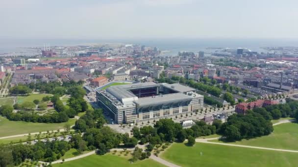 Копенгаген, Дания. Стадион Parken Stadium (Telia Parken) находится в Копенгагене. Место проведения матчей Евро-2020. Вид с воздуха. 4K — стоковое видео