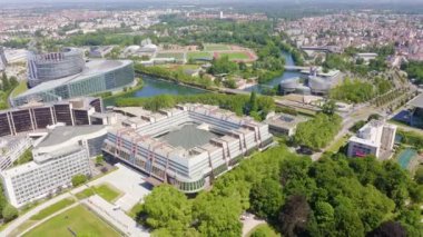 Strasbourg, Fransa. Binaların kompleksi Avrupa Parlamentosu, Avrupa İnsan Hakları Mahkemesi ve Avrupa Sarayı 'dır. 4K