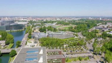 Strasbourg, Fransa. Binaların kompleksi Avrupa Parlamentosu, Avrupa İnsan Hakları Mahkemesi ve Avrupa Sarayı 'dır. 4K