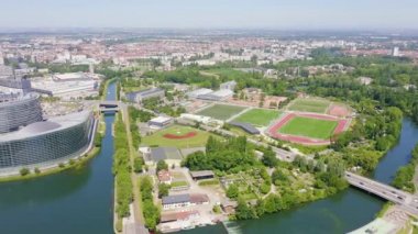 Strasbourg, Fransa. Binaların kompleksi Avrupa Parlamentosu, Avrupa İnsan Hakları Mahkemesi 'dir. 4K