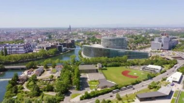 Strasbourg, Fransa. Binaların kompleksi Avrupa Parlamentosu, Avrupa İnsan Hakları Mahkemesi ve Avrupa Sarayı 'dır. 4K