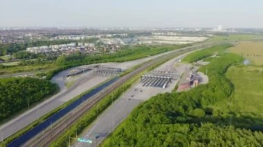 Malmö, İsveç. Araba ödeme noktası. Oresund köprüsü. İsveç ve Danimarka arasında yapay bir ada ile uzun bir tünel ve köprü. 4k