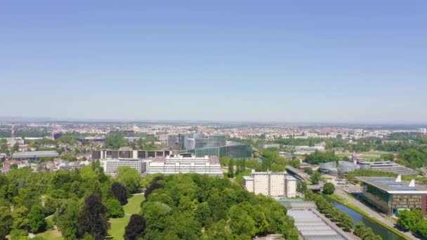 Strasbourg, Frankrike. Komplexet av byggnader är Europaparlamentet, Europeiska domstolen för de mänskliga rättigheterna, Europas palats. 4K — Stockvideo