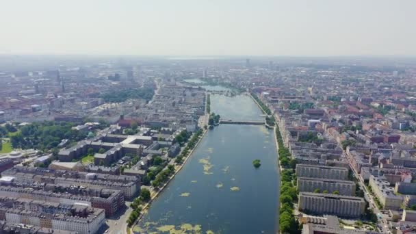 Copenhague, Danemark. Partie historique centrale de la ville, toits de la ville et lacs de Copenhague. Vue aérienne. 4K — Video