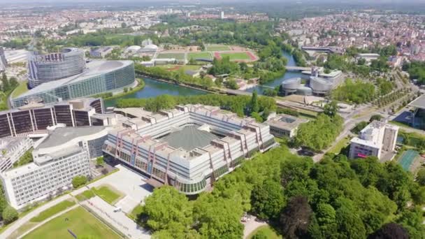 Strasburg, Francja. Kompleks budynków to Parlament Europejski, Europejski Trybunał Praw Człowieka, Pałac Europy. 4K — Wideo stockowe