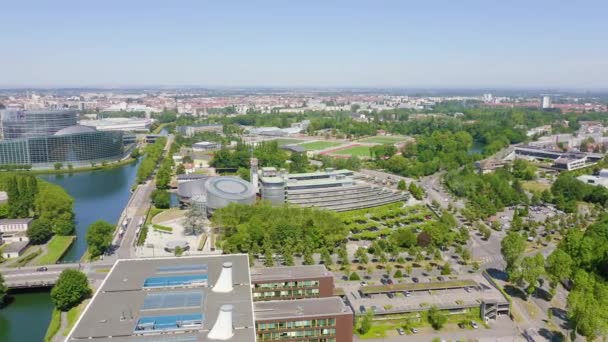 Strasbourg, Fransa. Binaların kompleksi Avrupa Parlamentosu, Avrupa İnsan Hakları Mahkemesi ve Avrupa Sarayı 'dır. 4K — Stok video