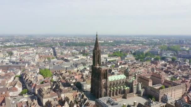 Strasbourg, Franciaország. A város történelmi része, a strasbourgi székesegyház. 4K — Stock videók