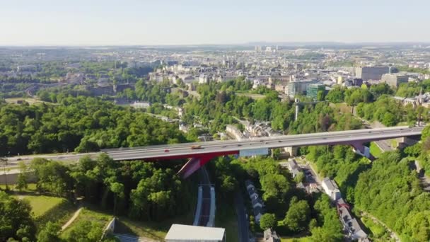Luksemburg, Historyczne centrum miasta rano. Pont Rouge 'a. 4K — Wideo stockowe