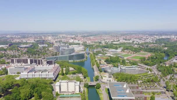 Strasbourg, Fransa. Orangerie Parkı. Binaların kompleksi Avrupa Parlamentosu, Avrupa İnsan Hakları Mahkemesi ve Avrupa Sarayı 'dır. 4K — Stok video