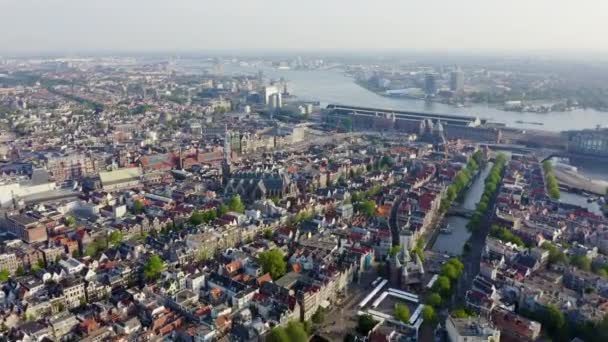 Amsterdam, Nizozemsko. Letí přes městské střechy směrem k amsterdamské centrální stanici (Amsterdam Centraal). 4k