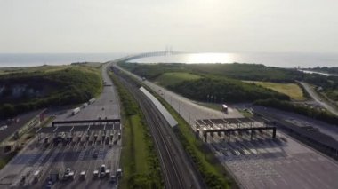 Malmö, İsveç. Araba ödeme noktası. Oresund köprüsü. İsveç ve Danimarka arasında yapay bir ada ile uzun bir tünel ve köprü. 4k