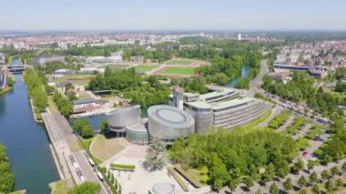 Strasbourg, Fransa. Binaların kompleksi Avrupa Parlamentosu, Avrupa İnsan Hakları Mahkemesi ve Avrupa Sarayı 'dır. 4K